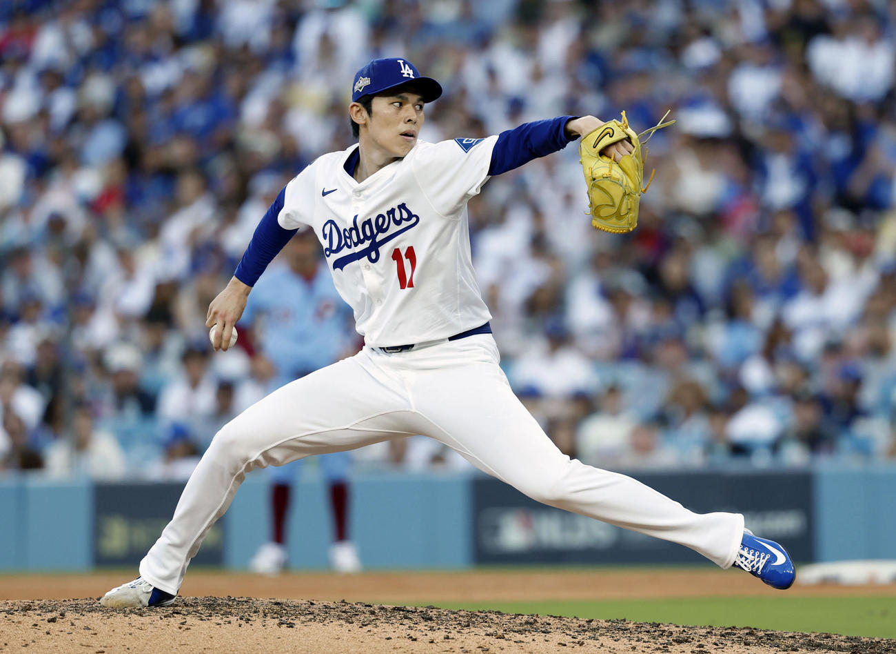 フィリーズ戦の8回から登板したドジャース佐々木（共同）