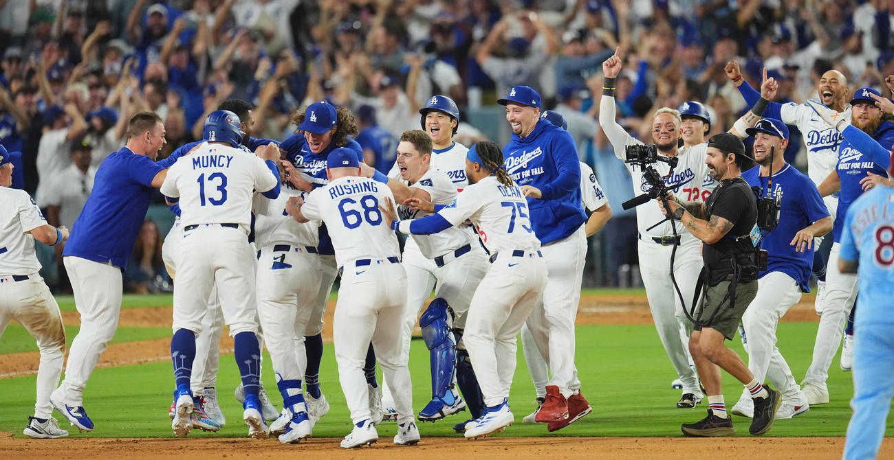 地区シリーズ・ドジャース対フィリーズ　11回、サヨナラでリーグチャンピンシップに進出を決め、歓喜するドジャースナイン（撮影・菅敏）