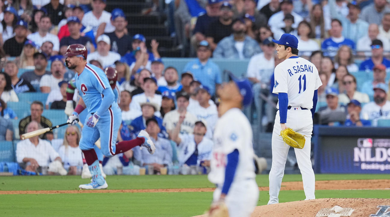 地区シリーズ・ドジャース対フィリーズ　8回表フィリーズ無死、シュワバーを右飛に打ち取る佐々木（撮影・菅敏）
