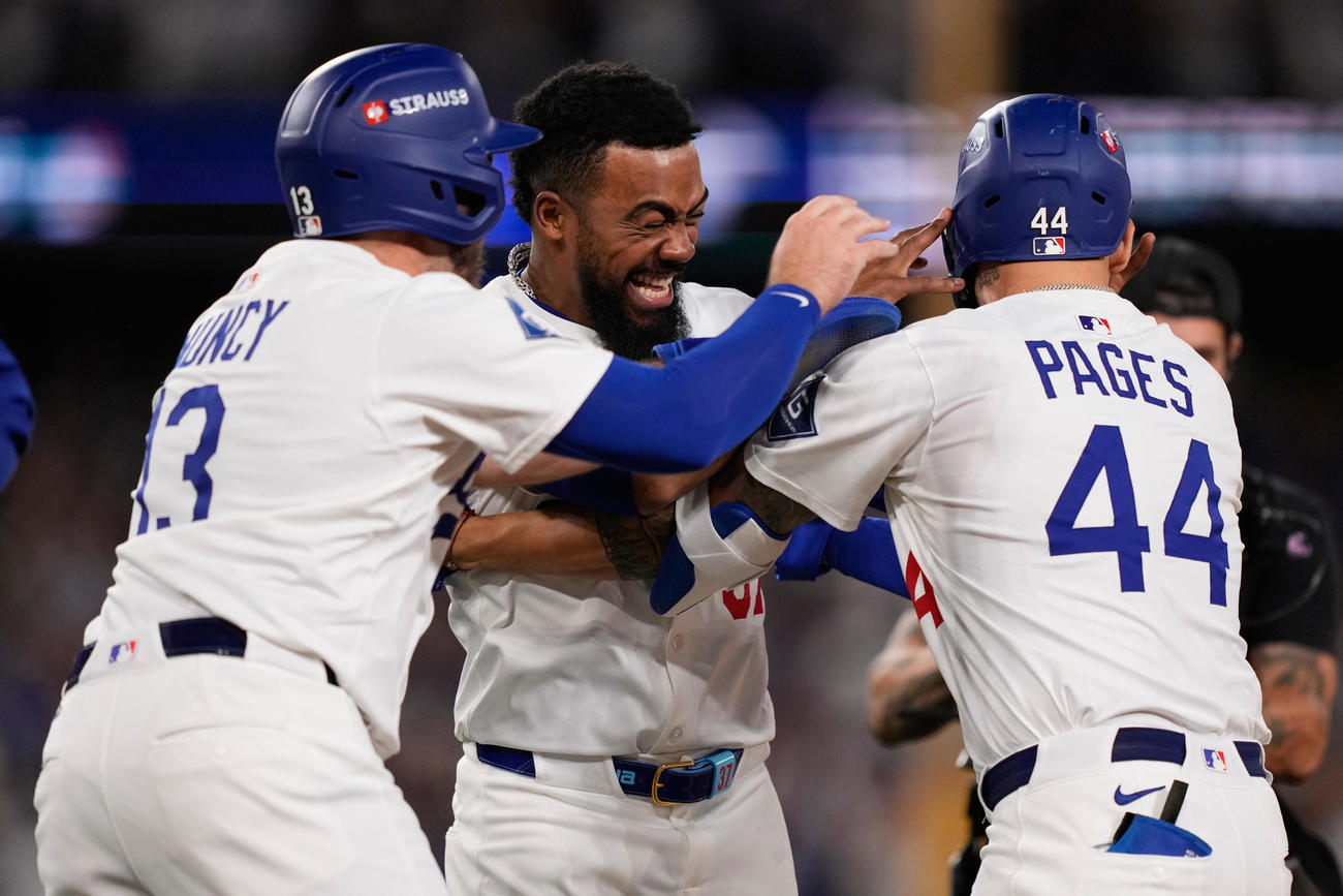 ドジャースのサヨナラ勝ちの瞬間、喜び合う左からマンシー、テオスカー・ヘルナンデス、パヘズ（AP）