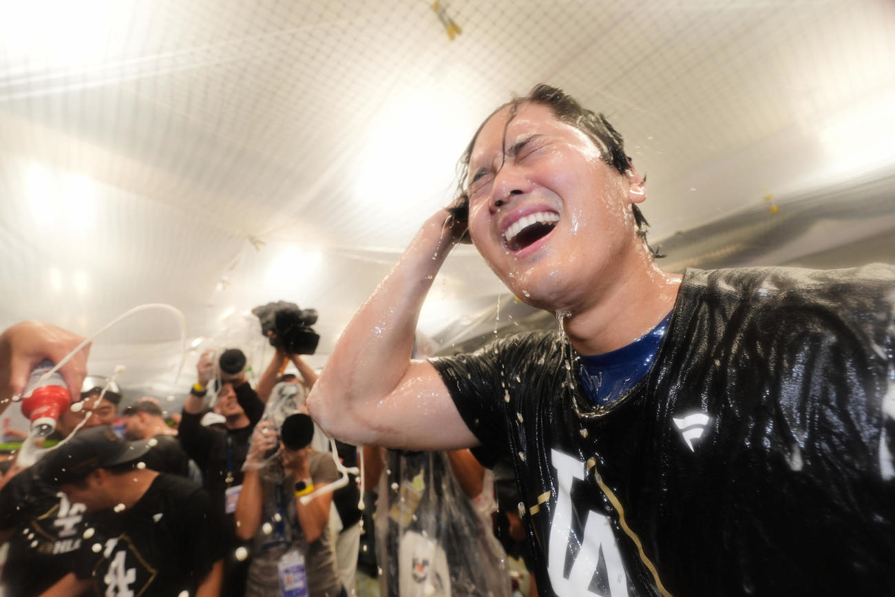 ドジャース－フィリーズ　リーグ優勝決定シリーズ進出を決め、祝勝会で盛り上がるドジャース大谷翔平（AP）