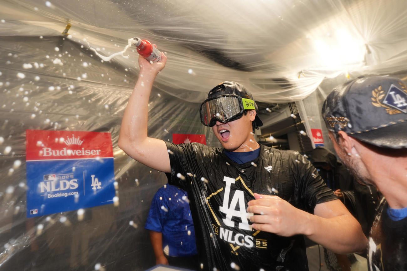 ドジャース－フィリーズ　リーグ優勝決定シリーズ進出を決め、祝勝会で盛り上がるドジャース大谷翔平（AP）