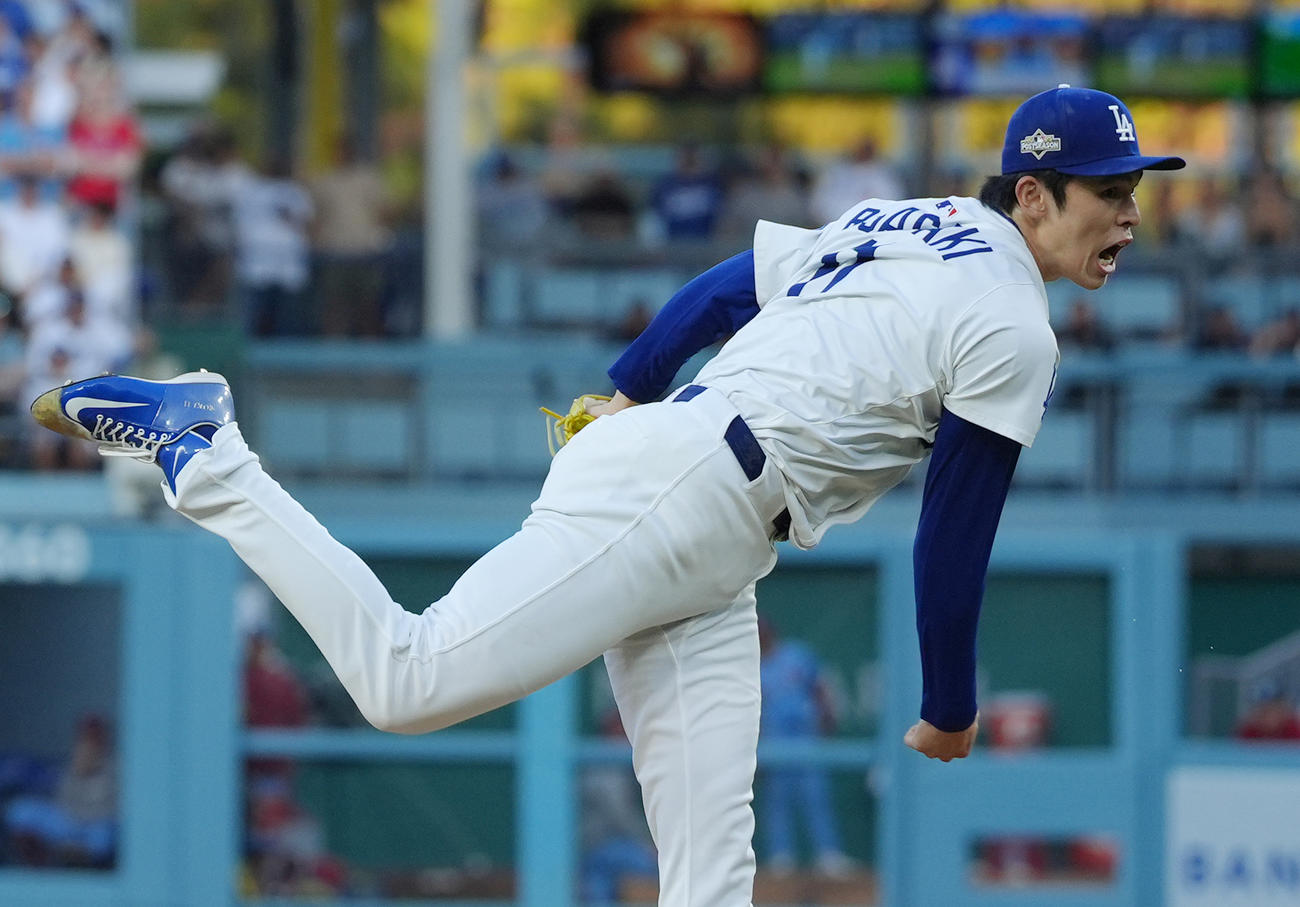 地区シリーズ・ドジャース対フィリーズ　8回に登板し、3回を投げて無安打無失点に抑えたドジャース佐々木（撮影・菅敏）