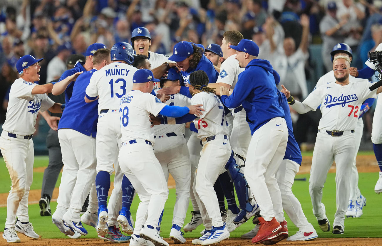 地区シリーズ・ドジャース対フィリーズ　11回、サヨナラでリーグチャンピンシップに進出を決め、歓喜するドジャースナイン（撮影・菅敏）