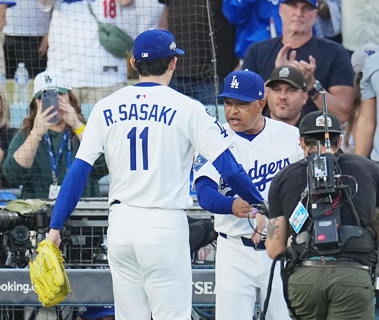 地区シリーズ・ドジャース対フィリーズ　10回の投球を終え、ロバーツ監督（右）に迎えられる佐々木（撮影・菅敏）