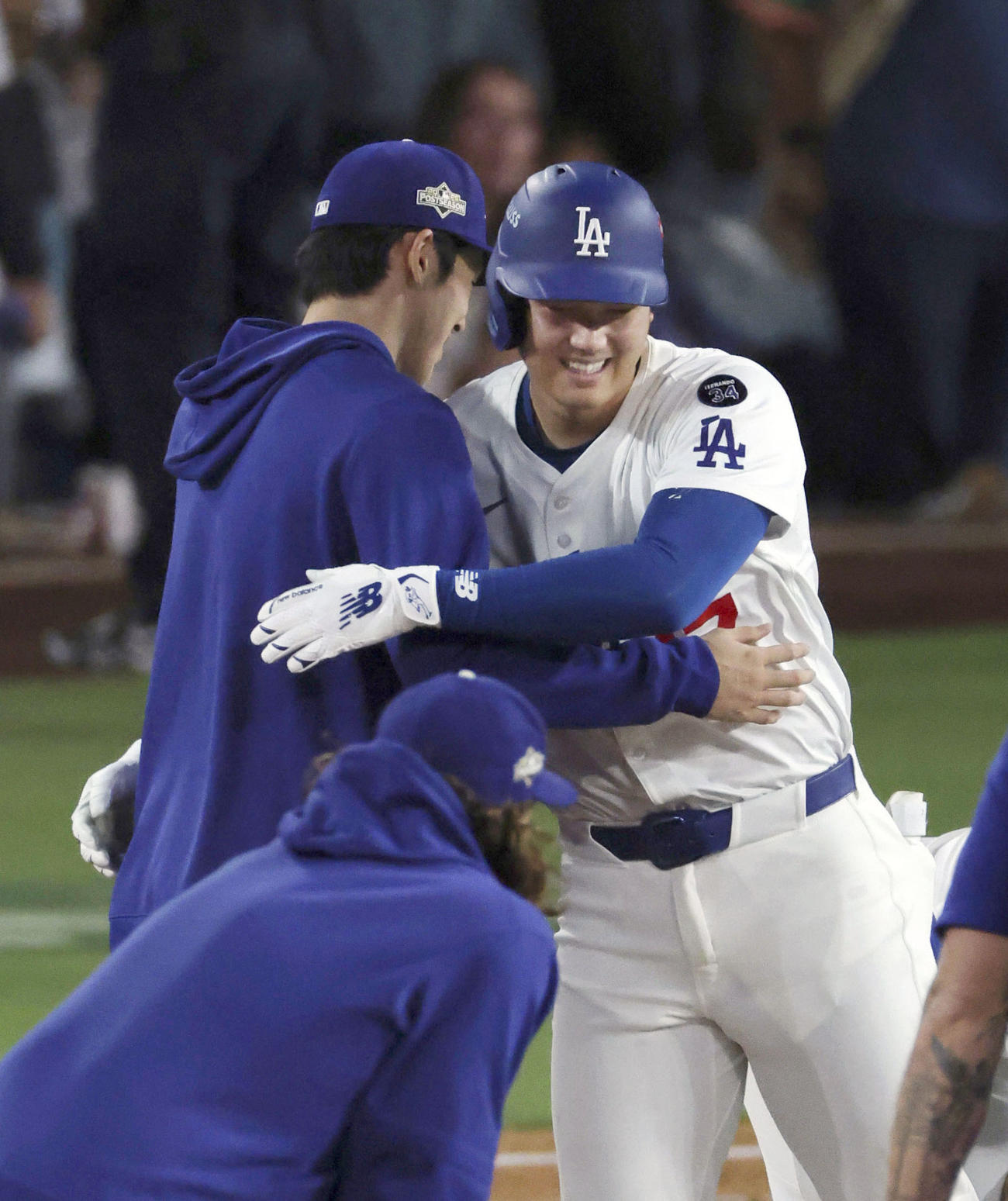 フィリーズにサヨナラ勝ちし、佐々木（左）とハグするドジャース・大谷（共同）