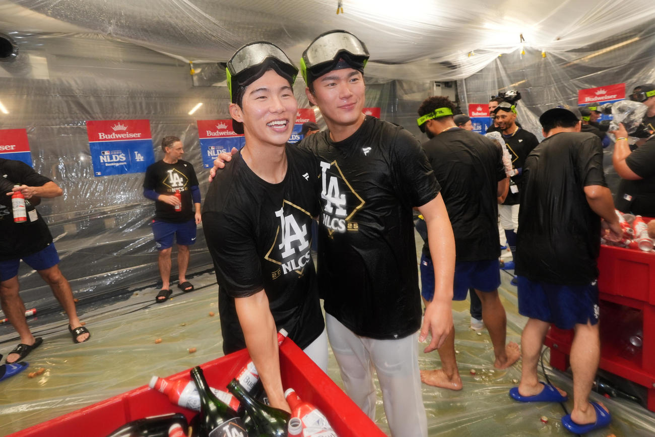 シャンパンファイトの祝勝会を楽しむドジャースのキム・へソン（左）と山本由伸（AP）
