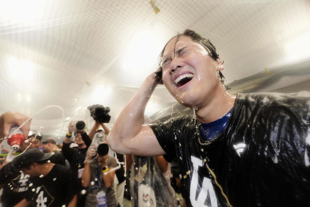 フィリーズを破ってリーグ優勝決定シリーズ進出を決め、祝勝会で盛り上がるドジャース大谷（AP）