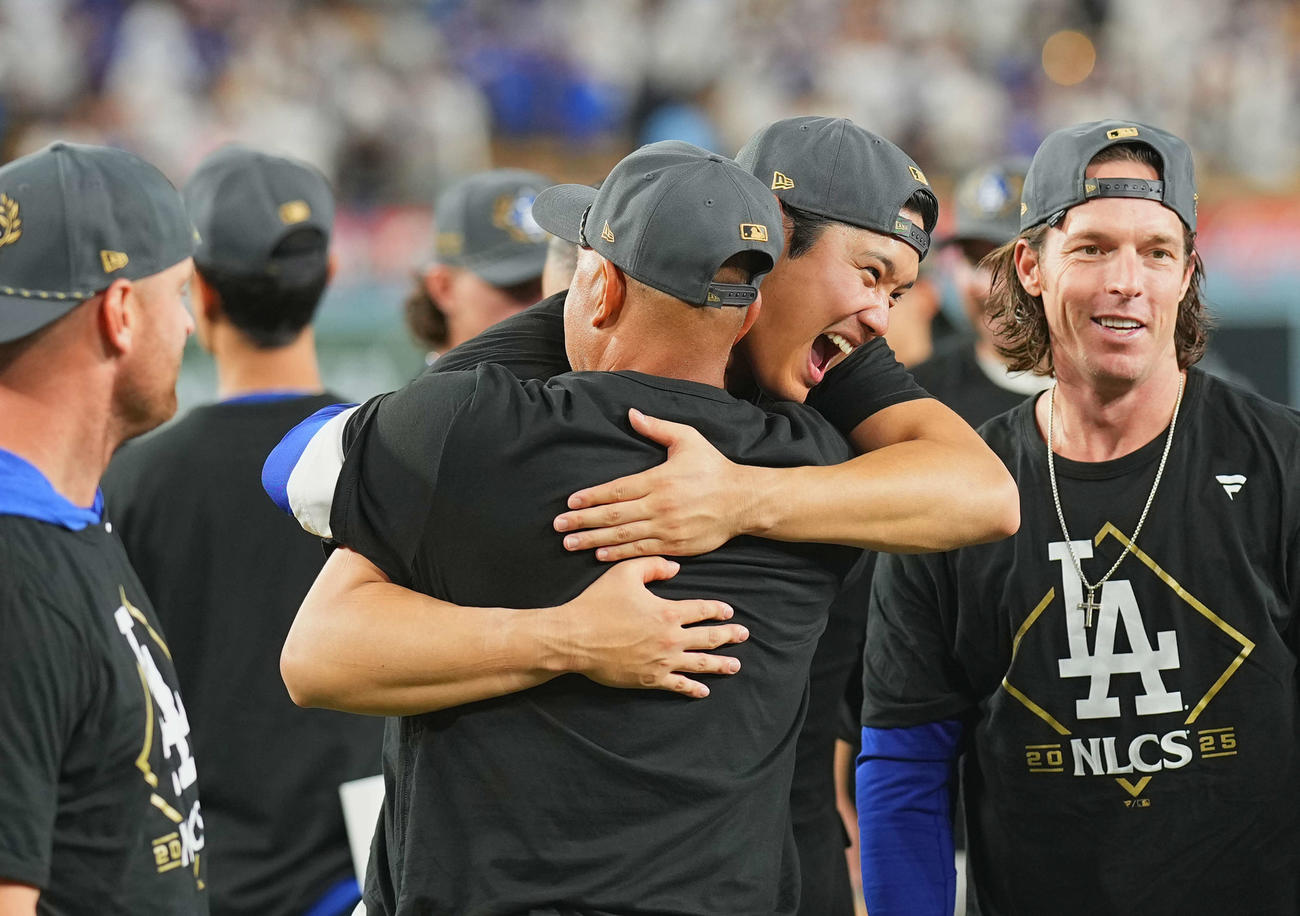 地区シリーズ・ドジャース対フィリーズ　11回、サヨナラでリーグチャンピオンシップに進出を決め、ロバーツ監督（左）と抱き合う大谷（撮影・菅敏）