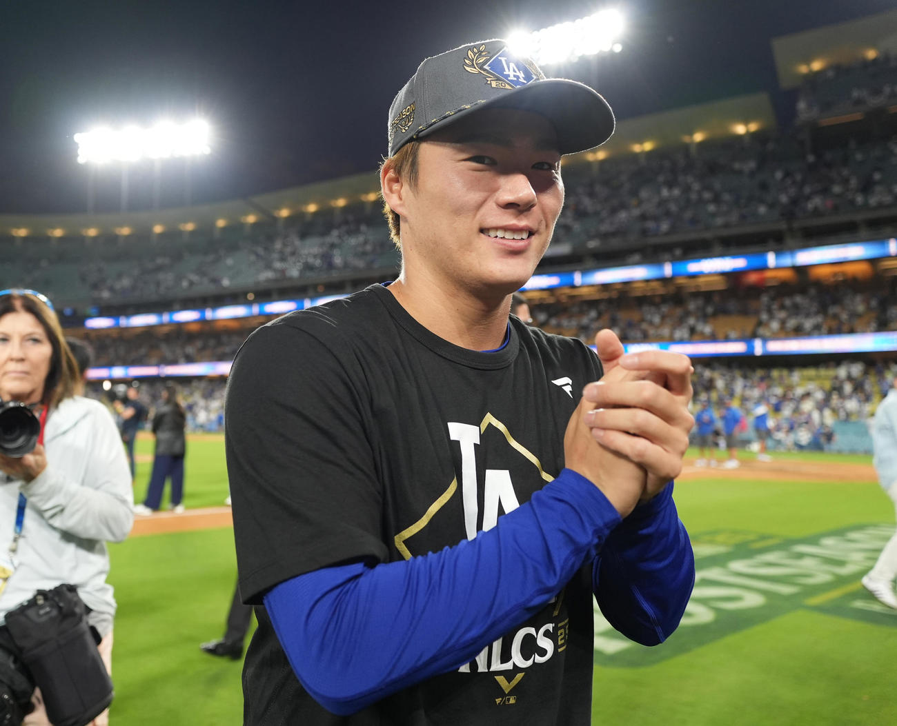 地区シリーズ・ドジャース対フィリーズ　チャンピオンシップ進出を決め、記念Tシャツを着てシャンパンファイトに向かうドジャース山本（撮影・菅敏）