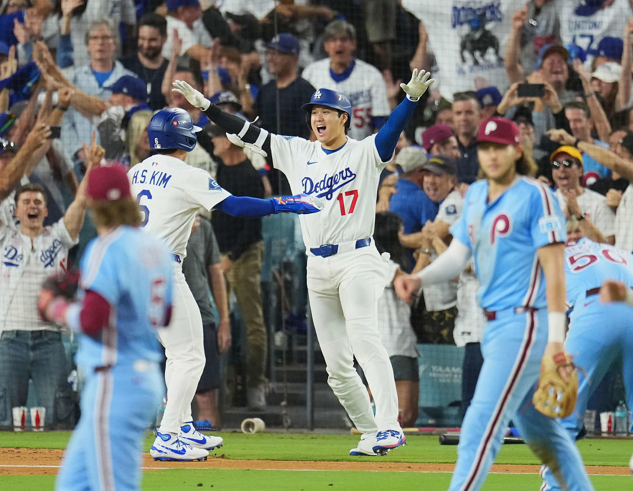 地区シリーズ・ドジャース対フィリーズ　11回、サヨナラでリーグチャンピオンシップに進出を決め、金（左）と抱き合う大谷（撮影・菅敏）