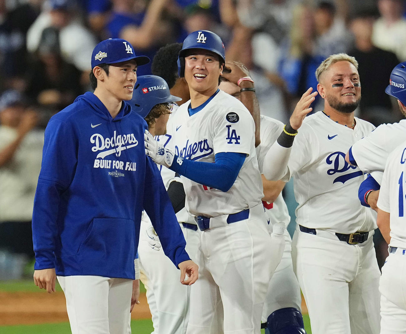 地区シリーズ・ドジャース対フィリーズ　11回、サヨナラでリーグチャンピオンシップに進出を決め、佐々木（左）と笑顔を見せる大谷（中央）（撮影・菅敏）