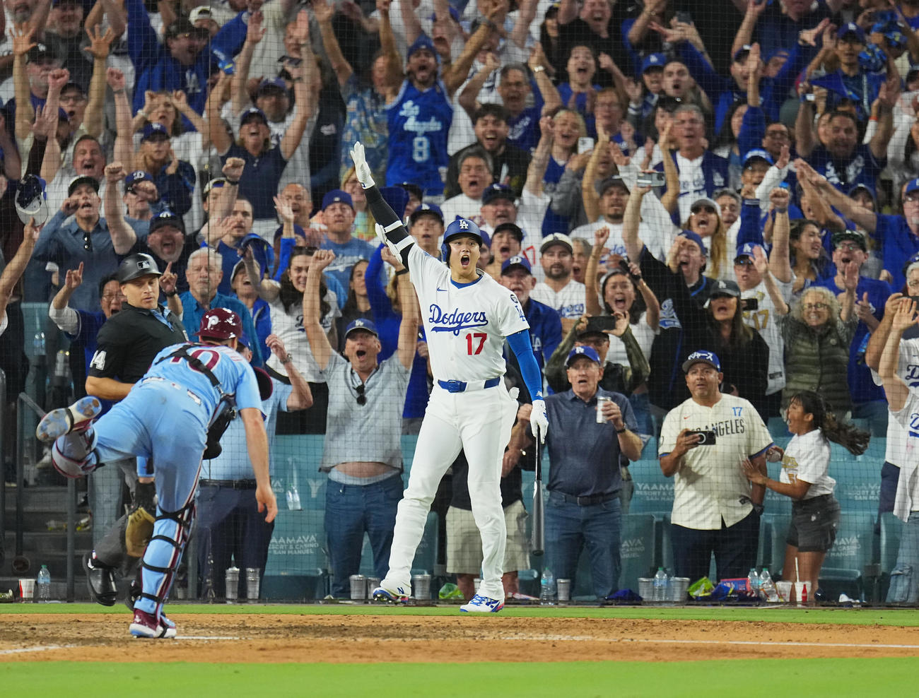 地区シリーズ・ドジャース対フィリーズ　11回、サヨナラでリーグチャンピンシップに進出を決め、喜びを爆発させる大谷（撮影・菅敏）