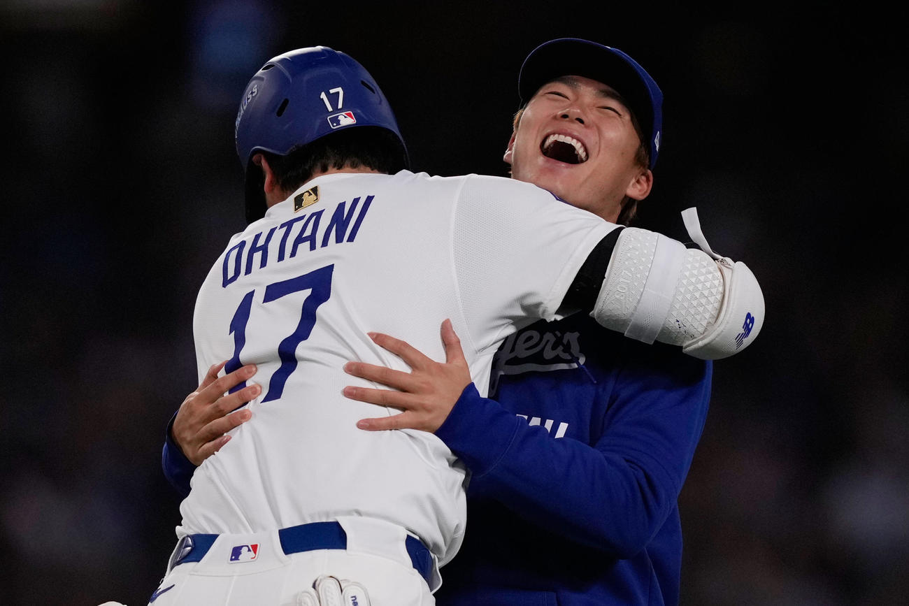 サヨナラ勝ちの瞬間、抱き合う大谷翔平と山本由伸（AP）