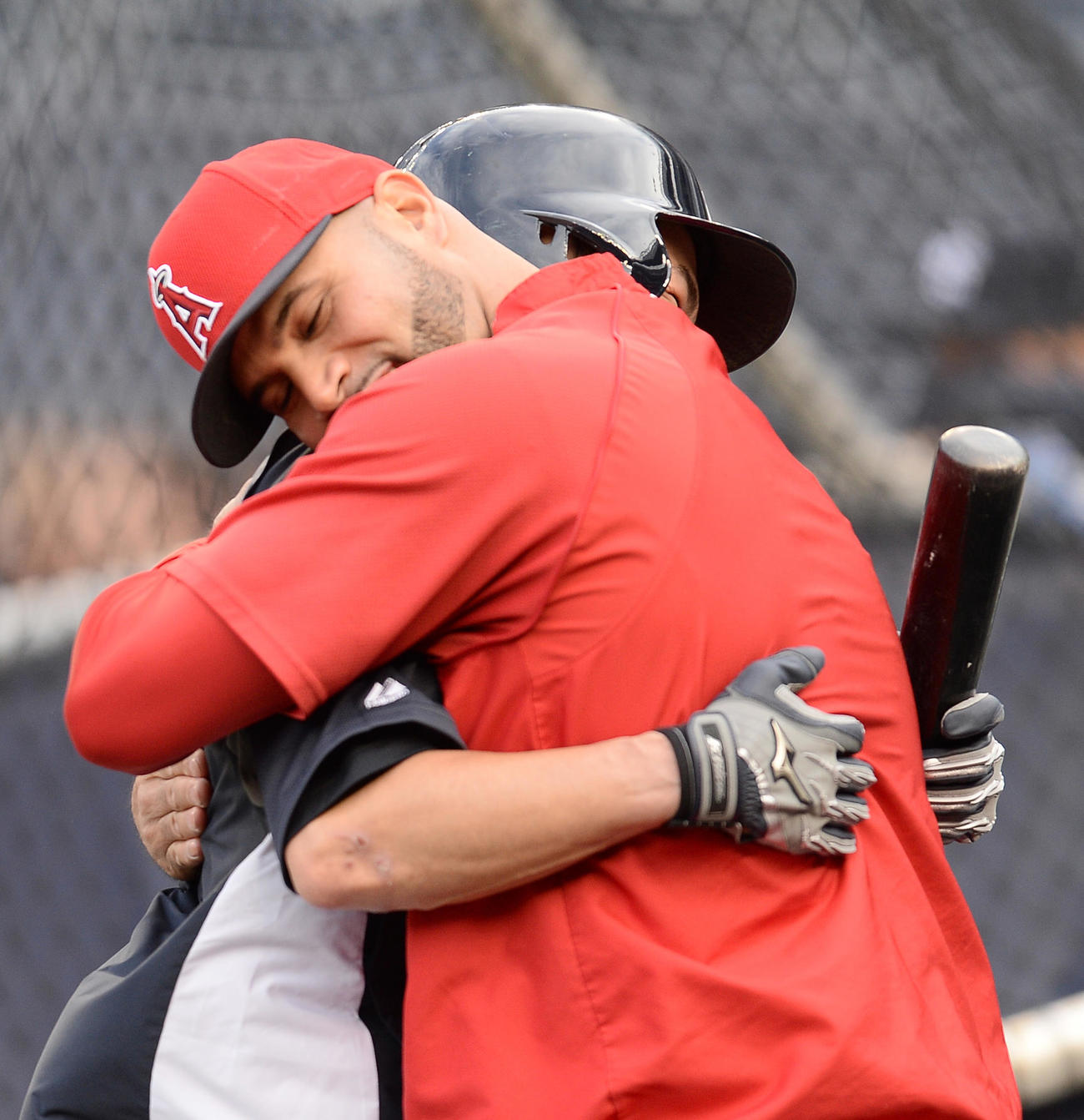 イチローとがっつりハグをするプホルス（撮影・菅敏）