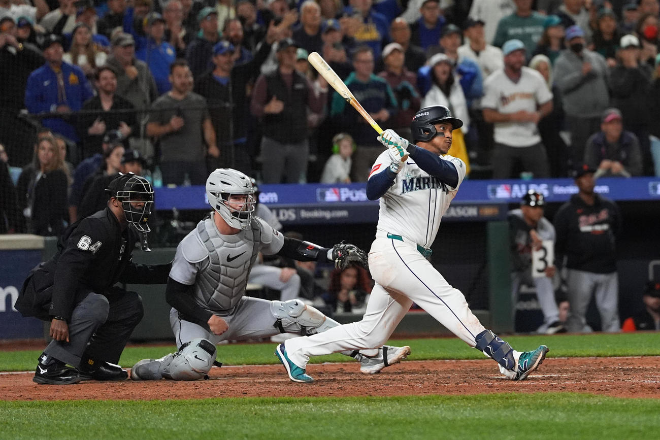 マリナーズ対タイガース　15回裏、決勝点となる適時打を放つポランコ（AP）