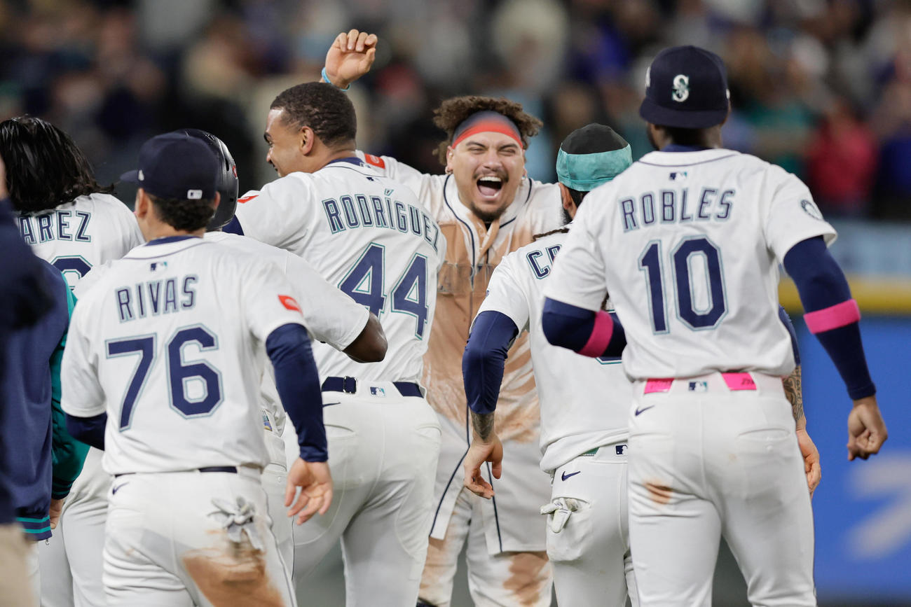 優勝決定シリーズ進出を決めフィールドで祝福し合うマリナーズナイン（AP）