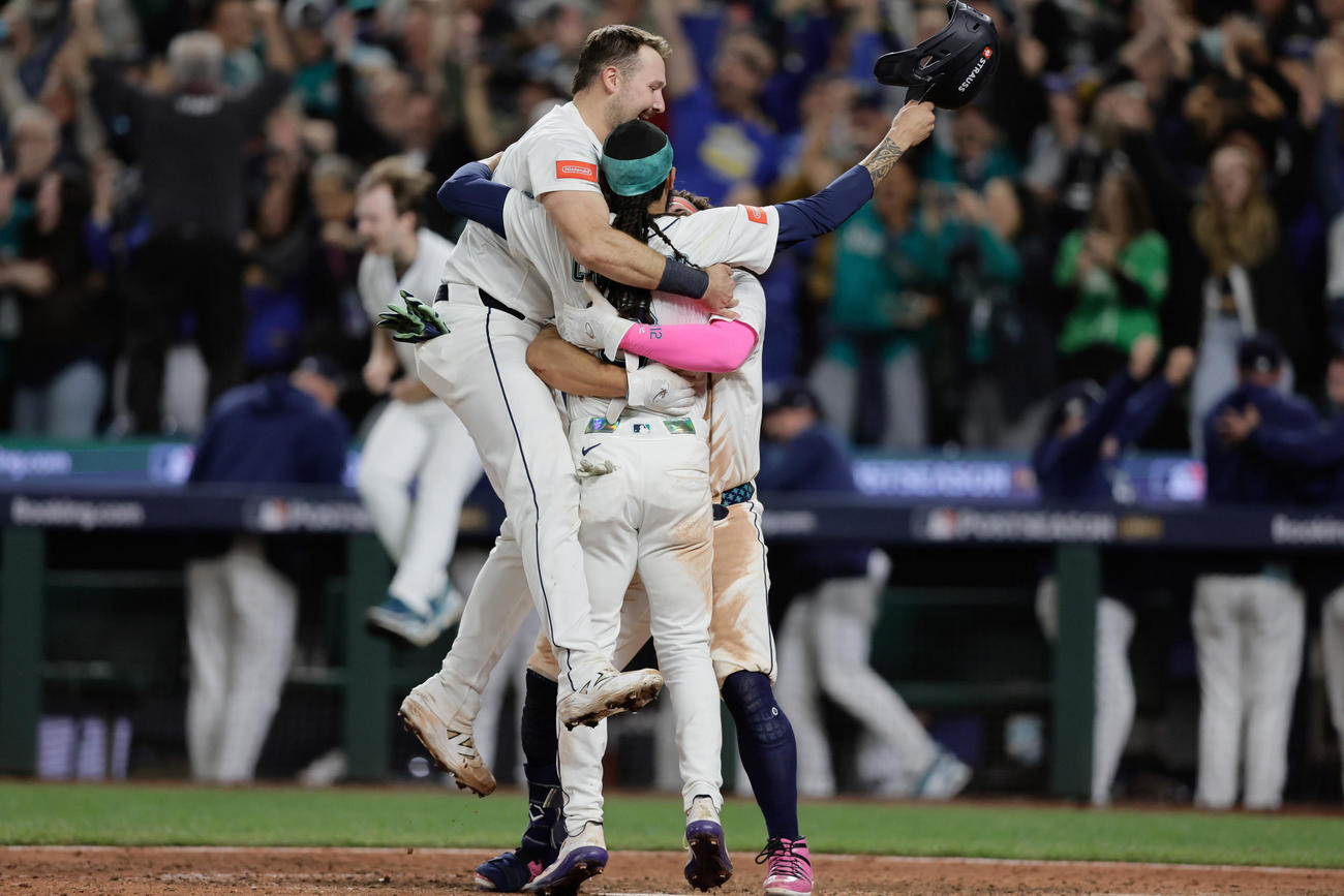 優勝決定シリーズ進出を決めフィールドで祝福し合うマリナーズナイン（AP）