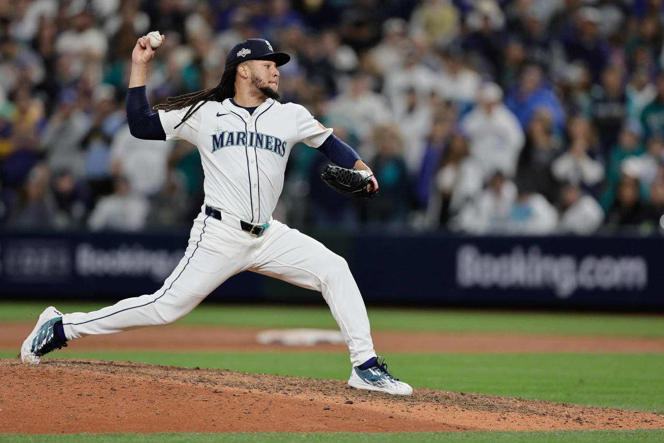 14回に救援登板するマリナーズのルイス・カスティージョ（AP）