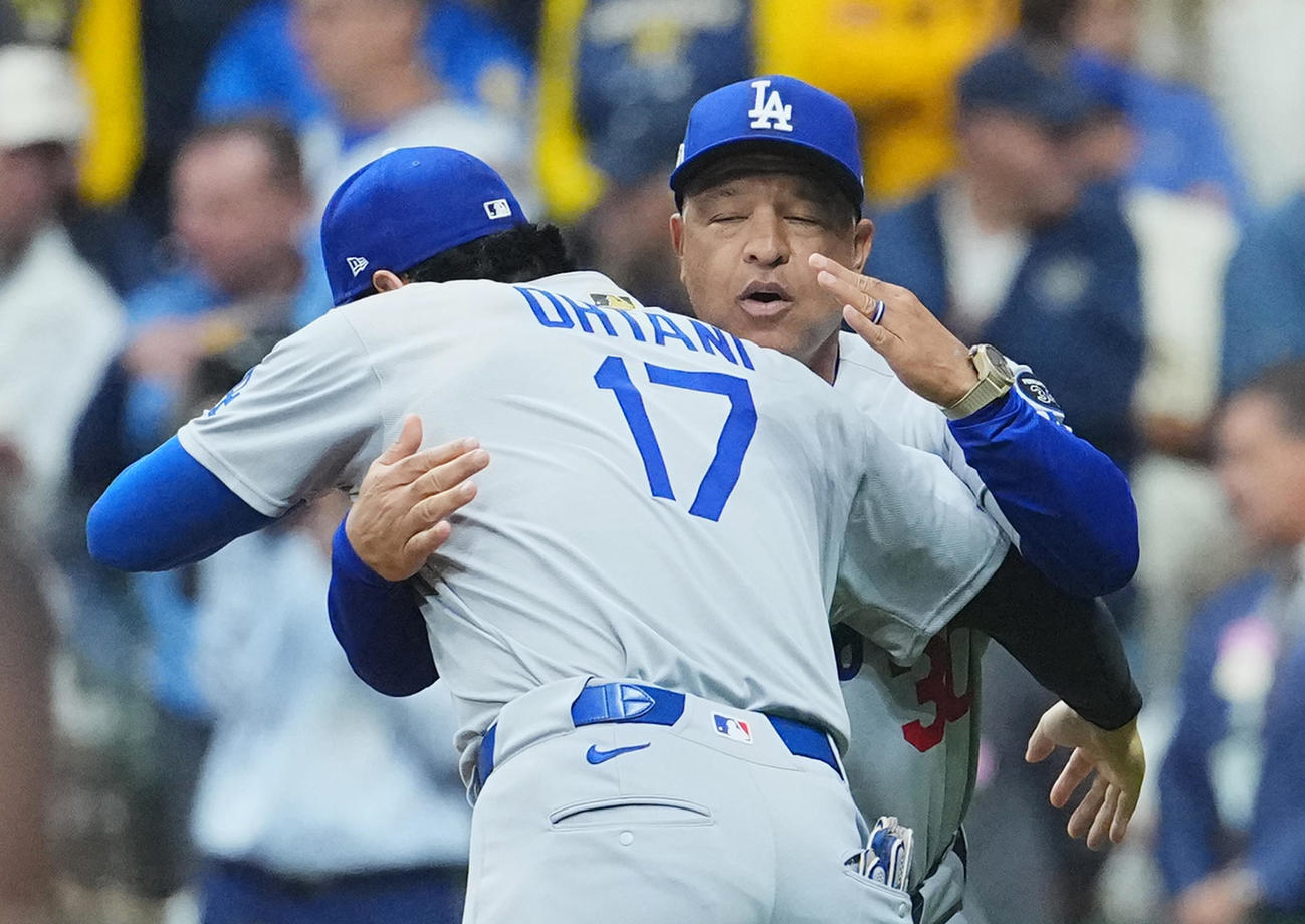 ナ・リーグ優勝決定シリーズ　ブルワーズ対ドジャース　試合前のセレモニーでコールされ、ロバーツ監督（右）にハグで迎えられるドジャース大谷（撮影・菅敏）