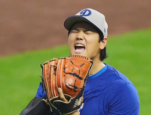 ナ・リーグ優勝決定シリーズ　ブルワーズ対ドジャース　試合前、練習をするドジャース大谷（撮影・菅敏）