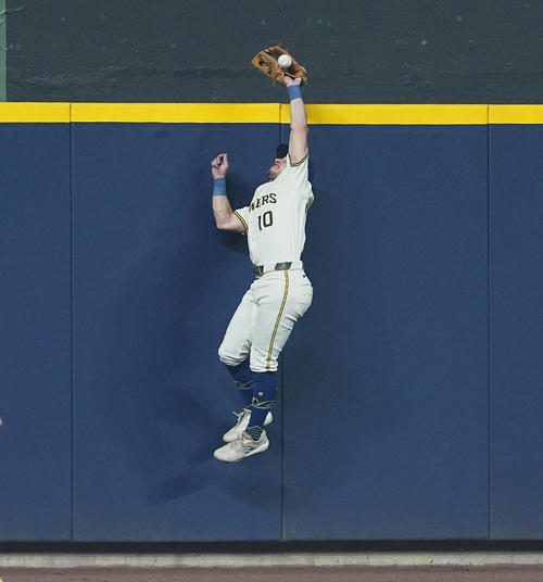 ブルワーズ対ドジャース　4回表ドジャース1死満塁、マンシーの打球に飛びつくフリリック（撮影・菅敏）
