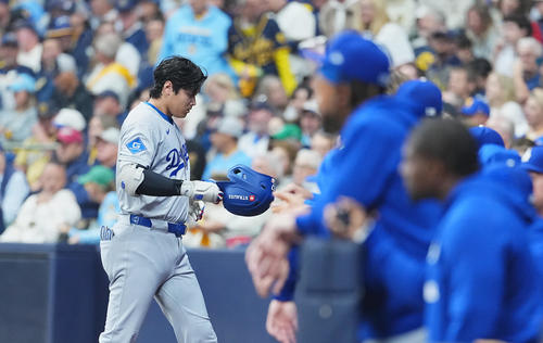 ブルワーズ対ドジャース　7回表ドジャース1死、一ゴロに倒れ、ベンチに戻る大谷（撮影・菅敏）