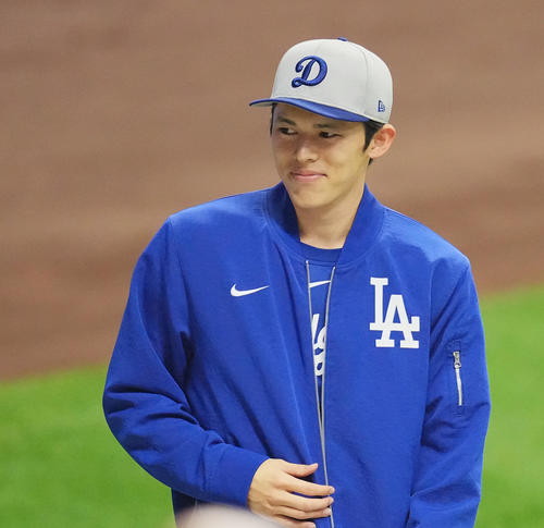 ブルワーズ対ドジャース　試合前、笑顔で調整するドジャース佐々木（撮影・菅敏）