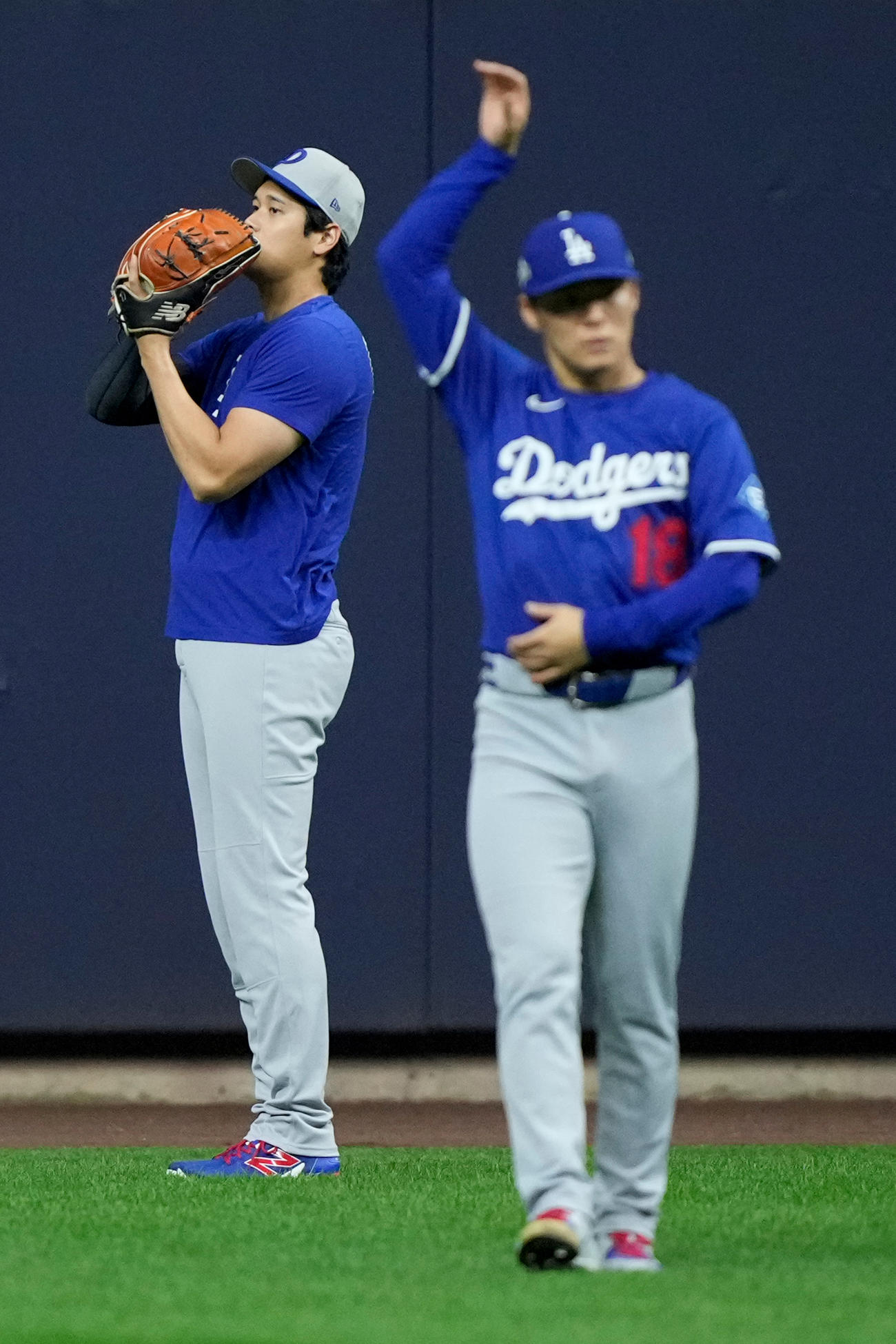 練習でウォーミングアップするドジャース大谷翔平（左）と山本由伸（AP）