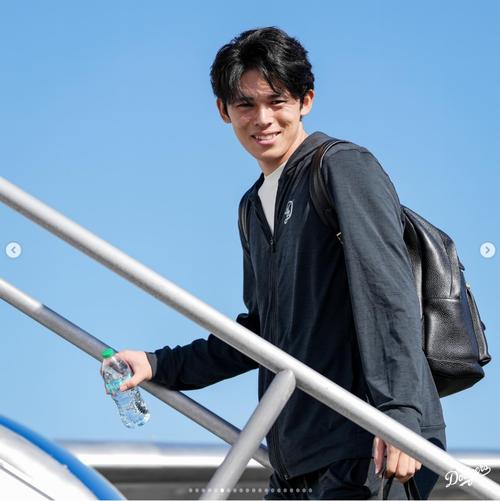 佐々木朗希、黒パーカー＆レザーリュックでミルウォーキーへ出発「顔に