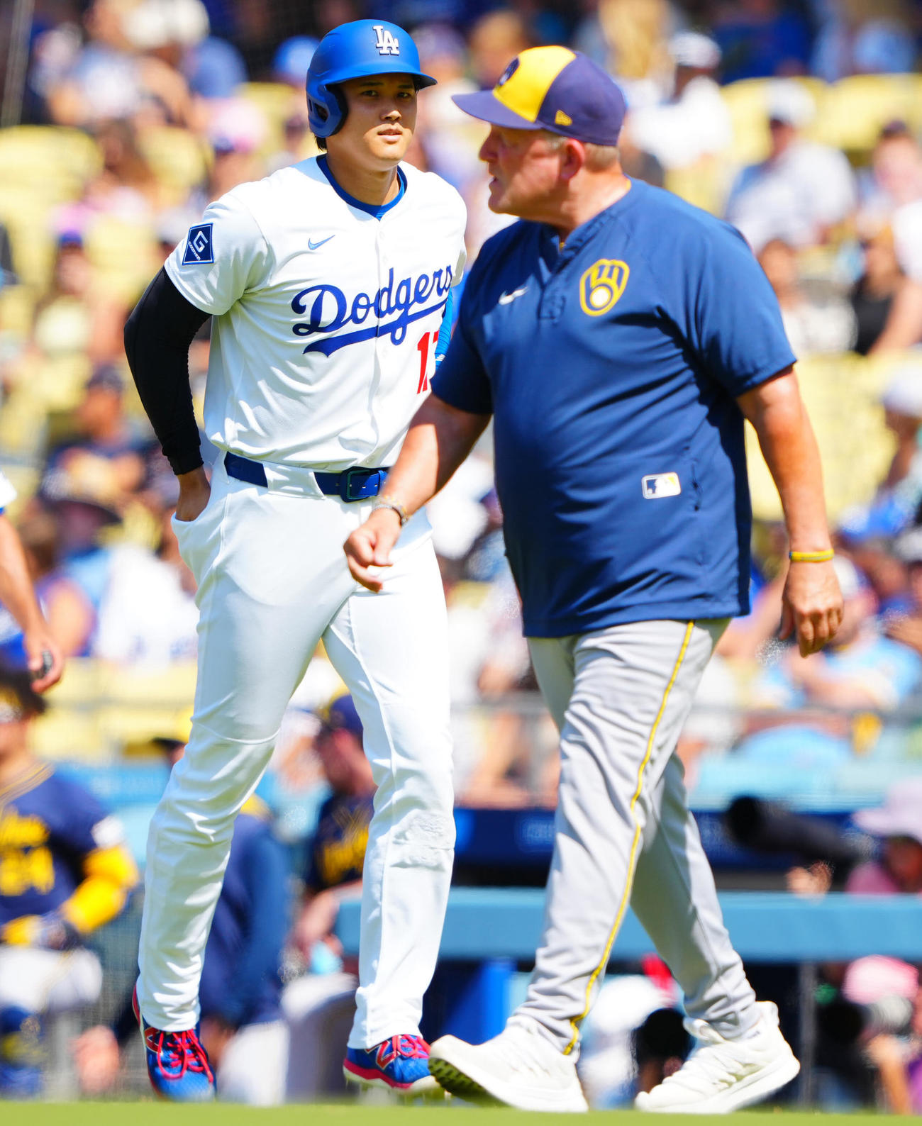 ブルワーズのマーフィー監督（右）を見つめるドジャース大谷（2025年7月20日撮影）