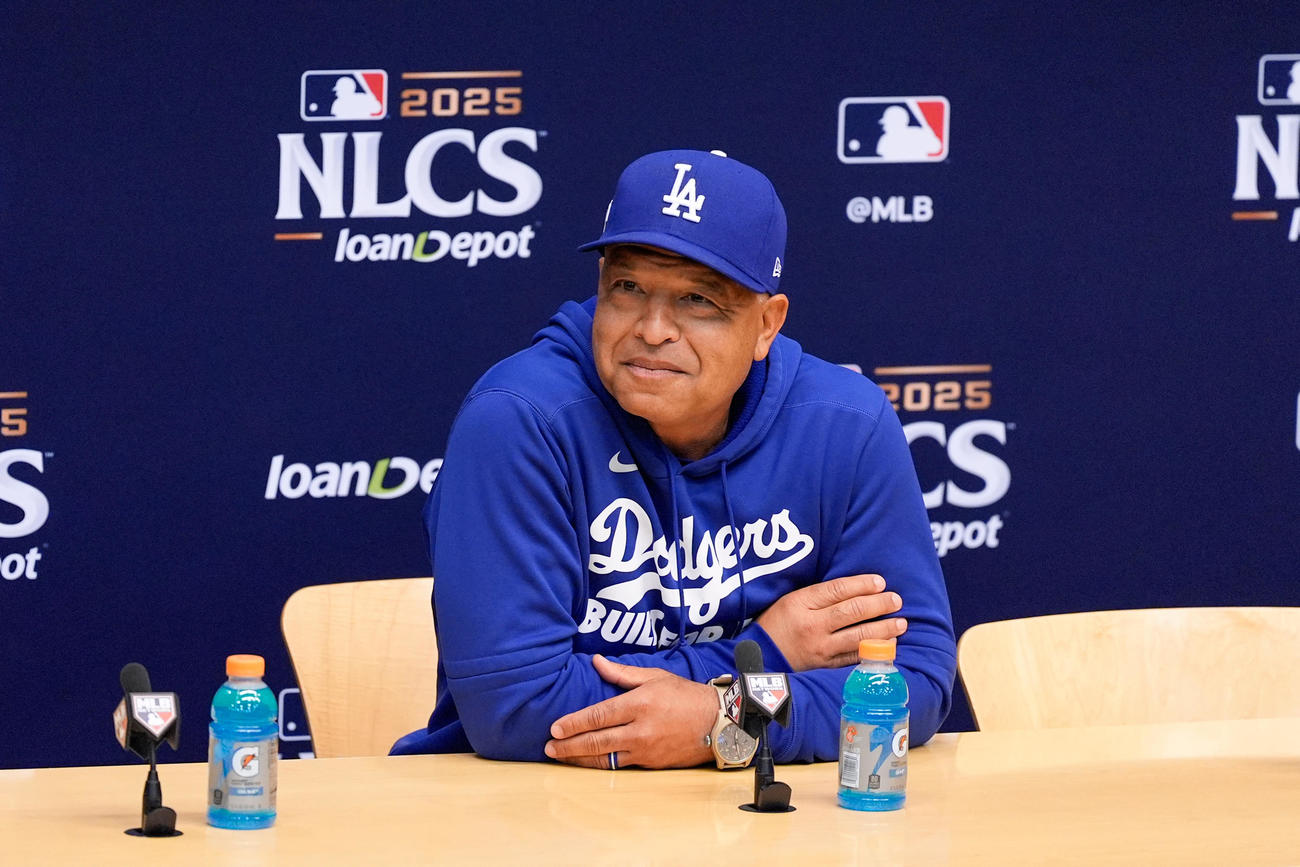前日の公式会見に臨んだデーブ・ロバーツ監督（AP）