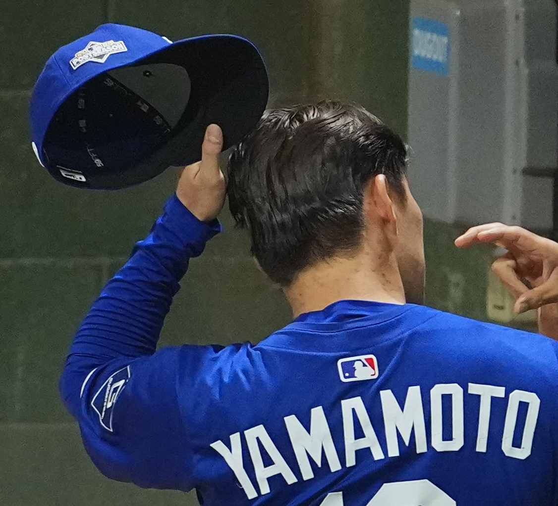 ナ・リーグ優勝決定シリーズ　前日練習で黒にカラーチェンジした髪形を披露するドジャース山本（撮影・菅敏）