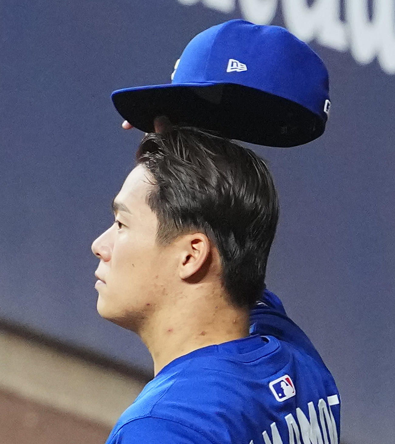 ナ・リーグ優勝決定シリーズ　前日練習で黒にカラーチェンジした髪形を披露するドジャース山本（撮影・菅敏）