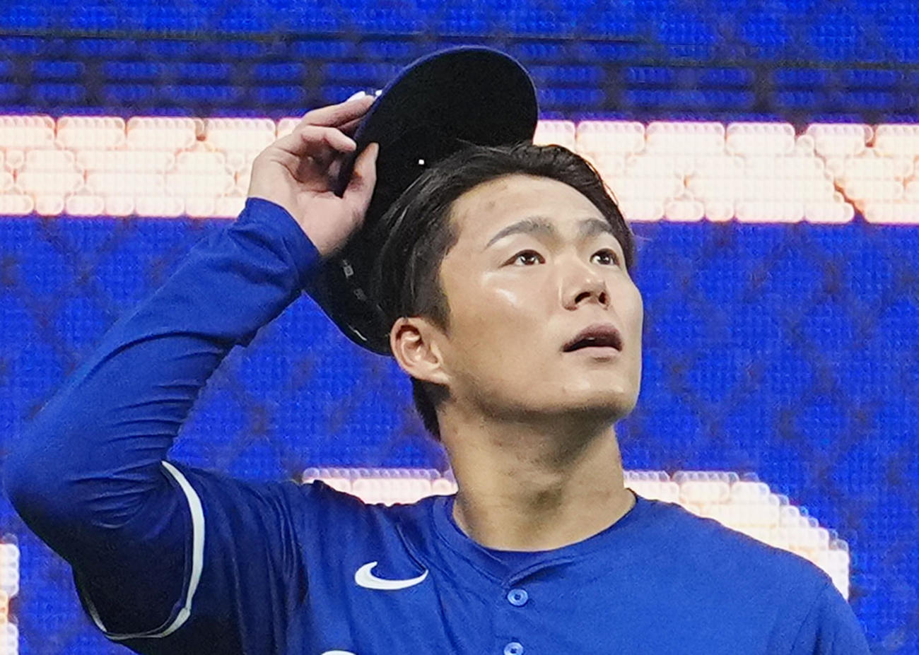 ナ・リーグ優勝決定シリーズ　前日練習で黒にカラーチェンジした髪形を披露するドジャース山本（撮影・菅敏）