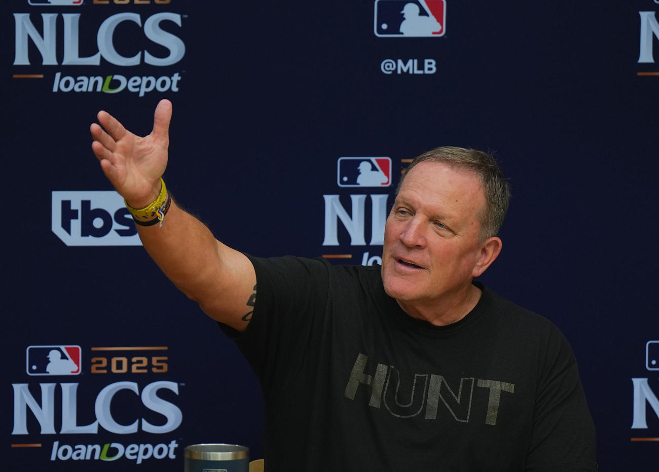 ナ・リーグ優勝決定シリーズ　前日会見で日本メディアの名前を1人1人に伺うブルワーズ・マーフィー監督（撮影・菅敏）