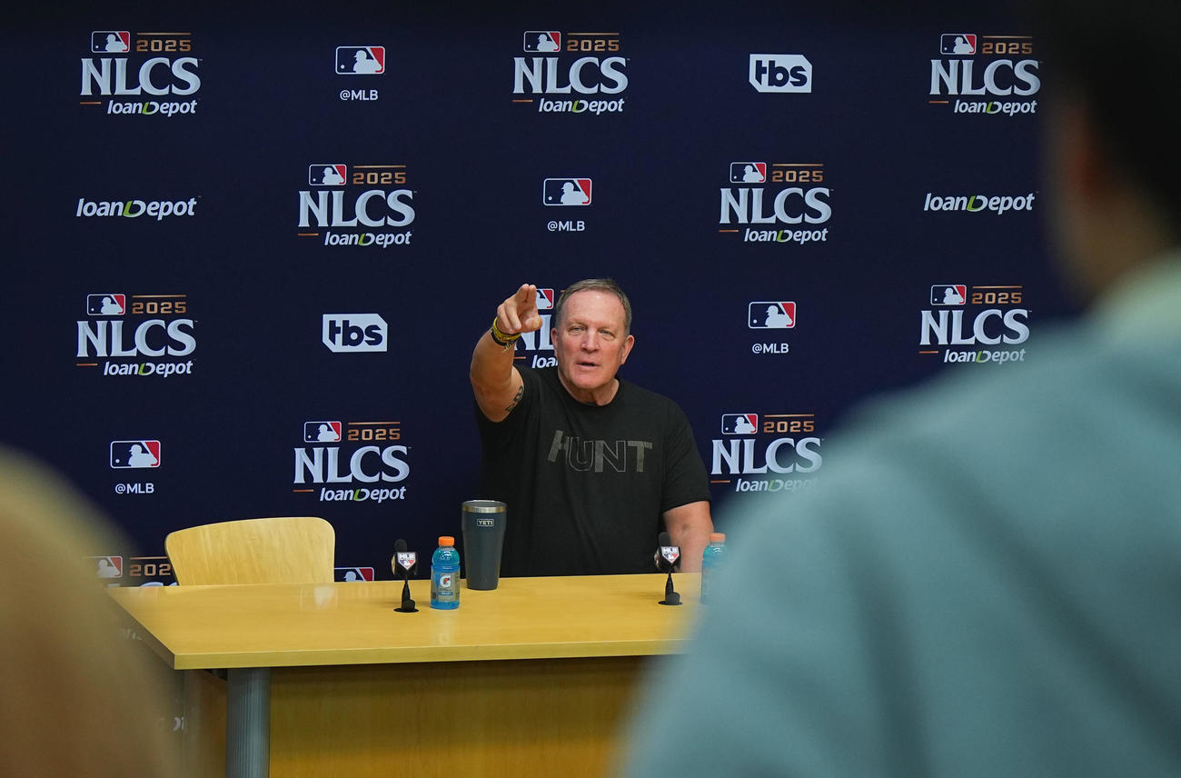 ナ・リーグ優勝決定シリーズ　前日会見で日本メディアの名前を1人1人に伺うブルワーズ・マーフィー監督（撮影・菅敏）