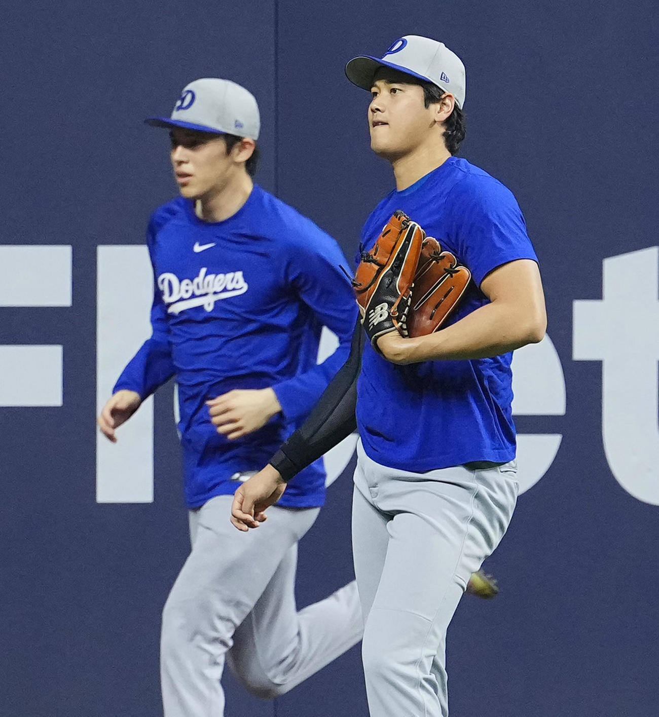 ナ・リーグ優勝決定シリーズ前日練習　調整するドジャース大谷と佐々木（左）（撮影・菅敏）