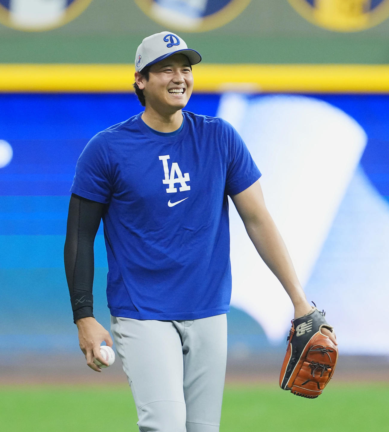 ナ・リーグ優勝決定シリーズ前日練習　笑顔で調整するドジャース大谷（撮影・菅敏）
