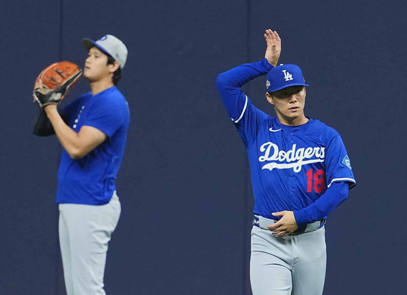 ナ・リーグ優勝決定シリーズ前日練習　キャッチボールをする大谷（左）を横目に調整するドジャース山本（撮影・菅敏）