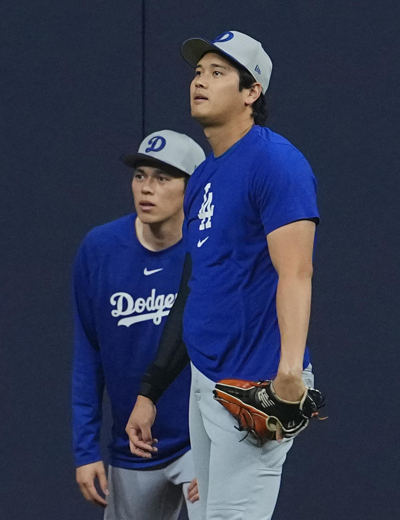 ナ・リーグ優勝決定シリーズ前日練習　調整するドジャース大谷と佐々木（左）（2025年10月12日撮影）