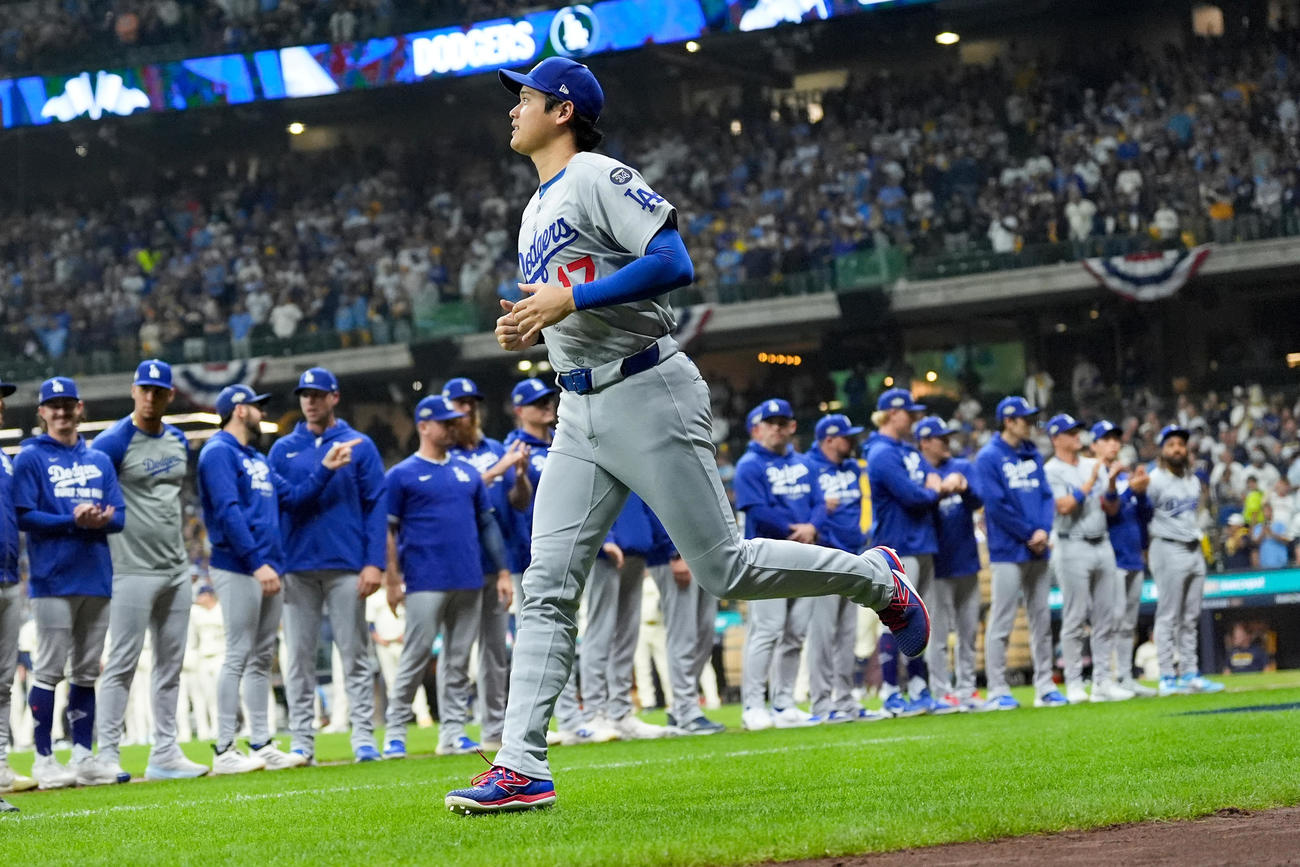 ブルワーズ戦試合前にグラウンドに入場したドジャース大谷翔平 (AP）