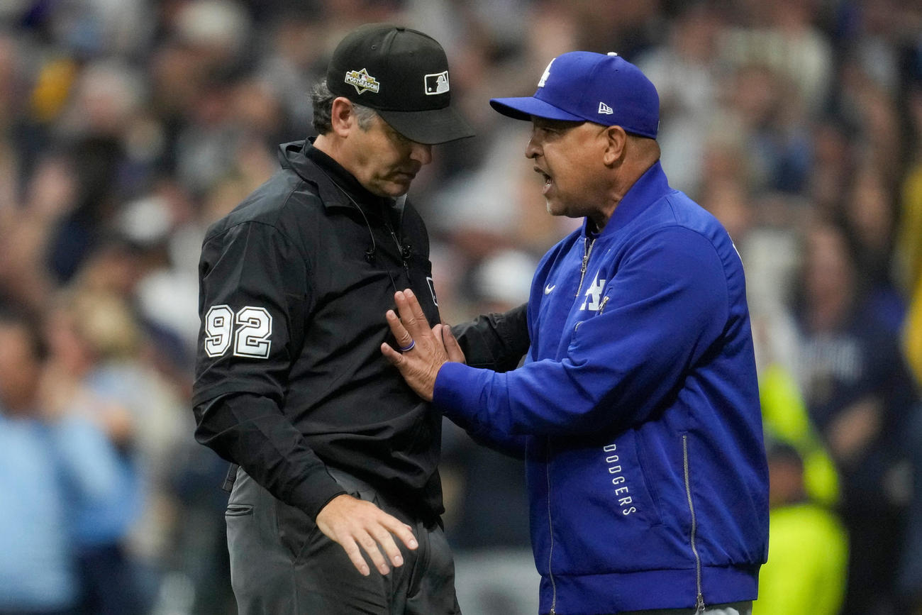 ドジャースのロバーツ監督（右）はブルワーズ戦４回に起きたまさかのセンターゴロ併殺プレーの後、審判に詰め寄った（AP)
