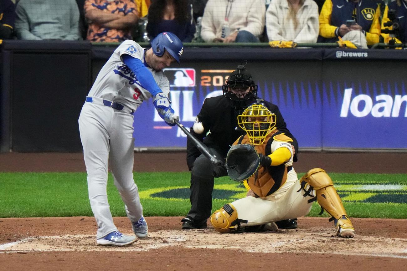 ドジャースのフリーマンはブルワーズ戦６回に先制ソロ本塁打を放った（AP)