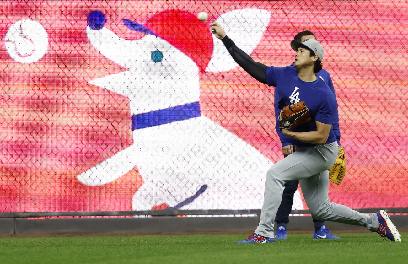 キャッチボールするドジャース大谷（共同）