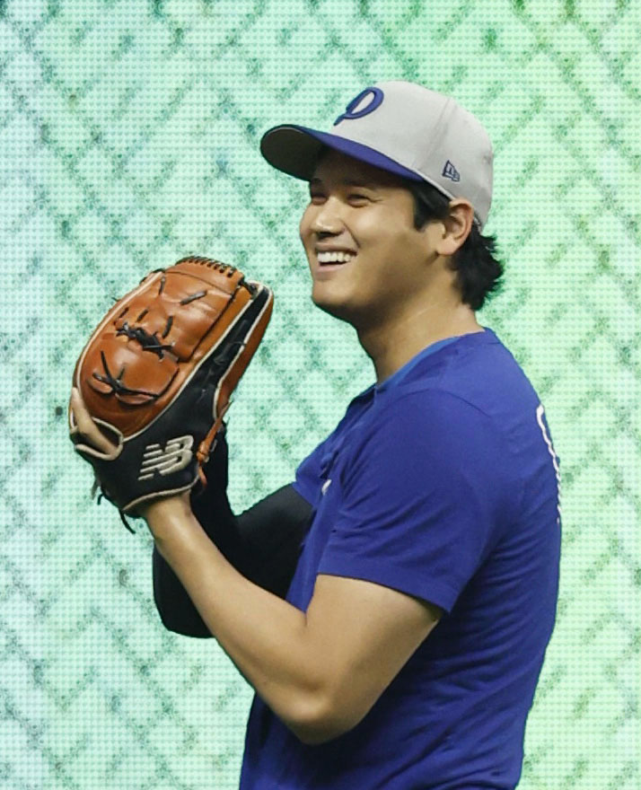 練習中、笑顔を見せるドジャース大谷（共同）