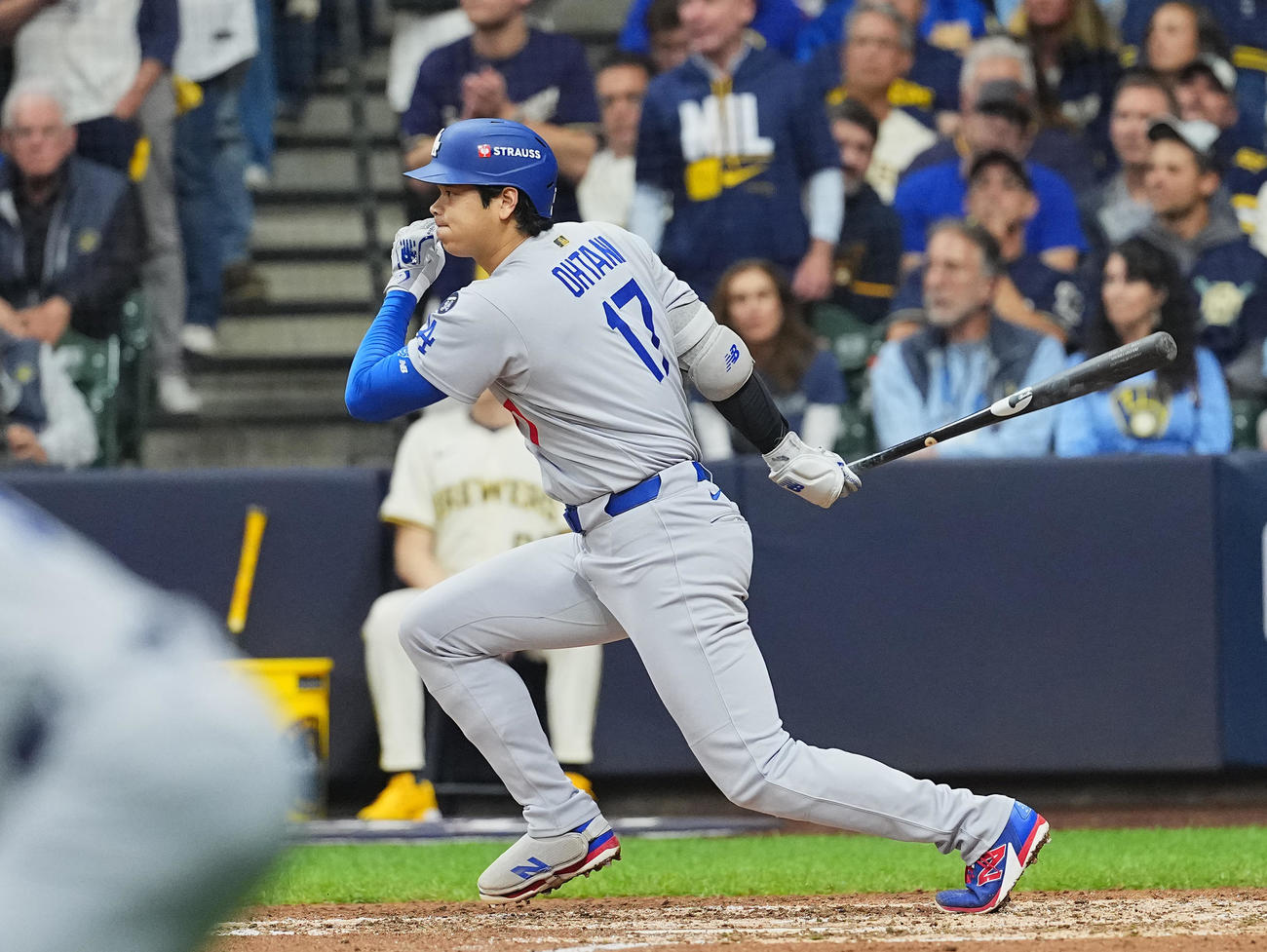 ブルワーズ対ドジャース　7回表ドジャース1死三塁、右適時打を放つ大谷（撮影・菅敏）