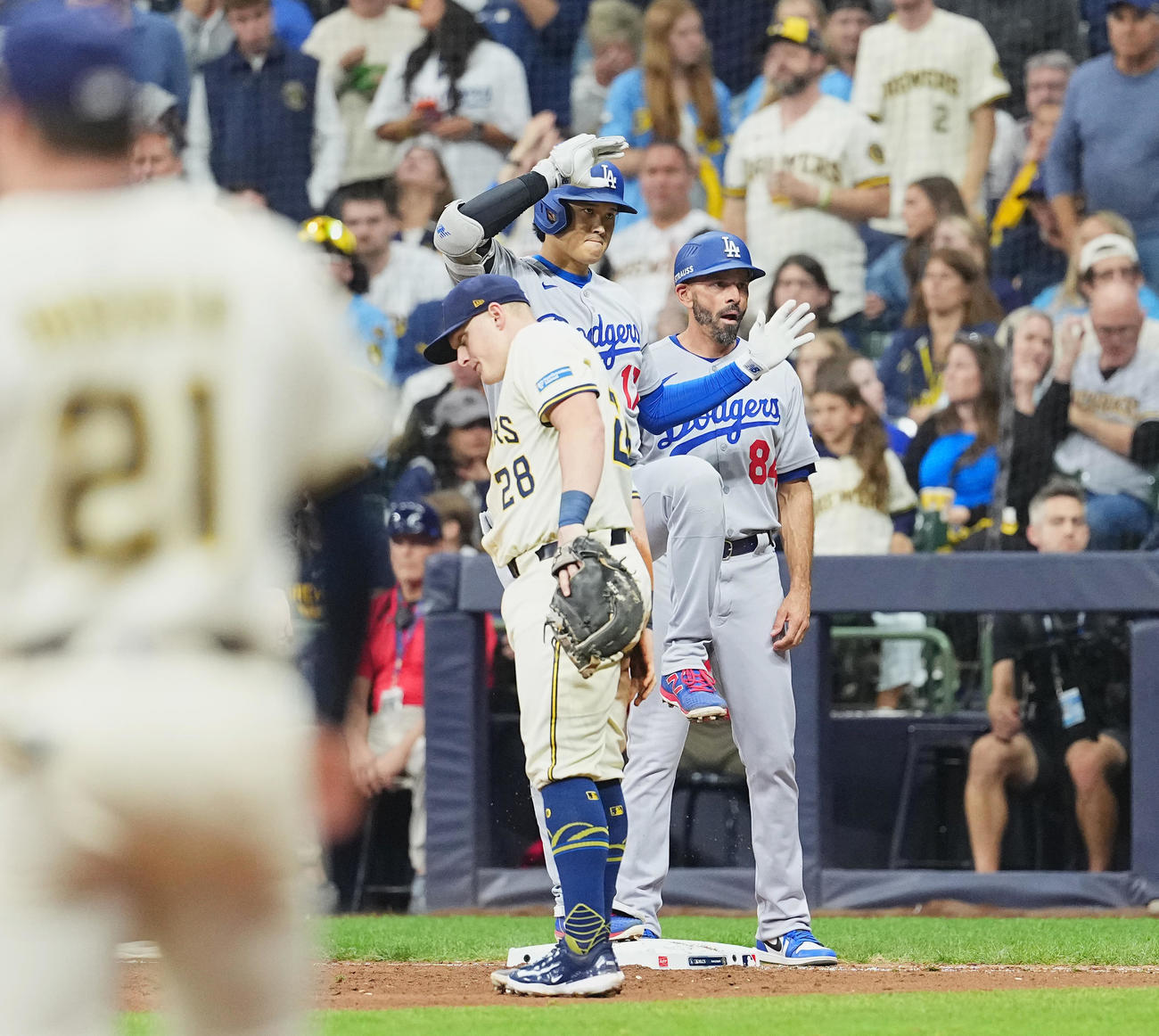 ブルワーズ対ドジャース　7回表ドジャース1死三塁、右適時打を放ち、塁上でポーズをとる大谷（中央）（撮影・菅敏）