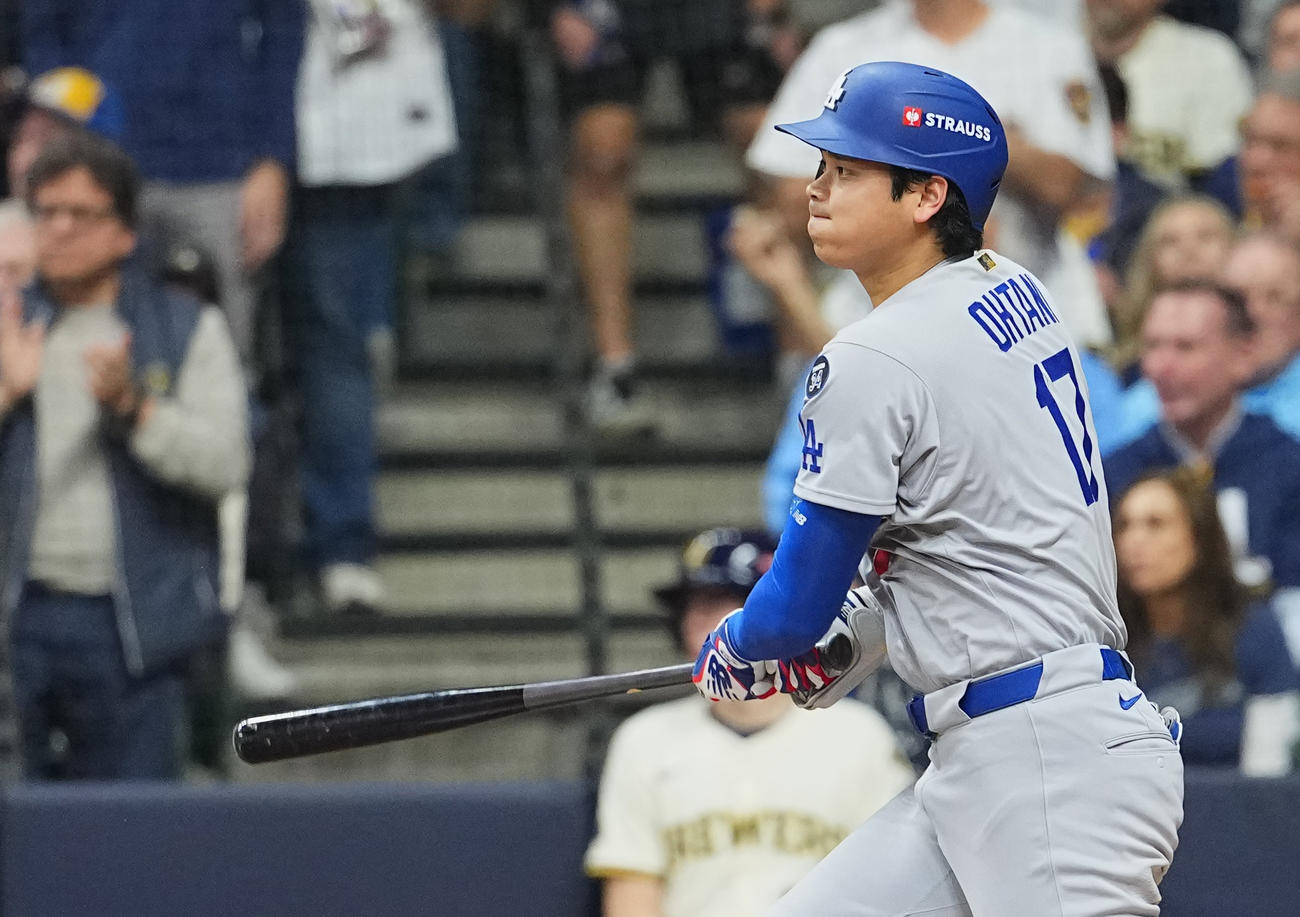 ブルワーズ対ドジャース　2回表ドジャース2死二塁、右直に倒れる大谷（撮影・菅敏）