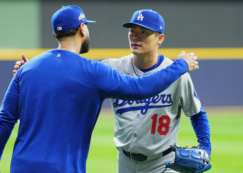 ブルワーズ対ドジャース　試合前、キャッチボールを終え、スタッフとハグするドジャース山本（撮影・菅敏）